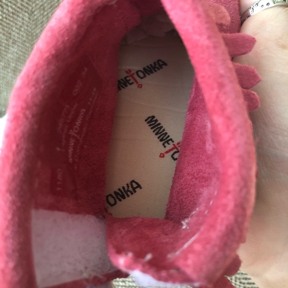 Infant Minnetonka Back Flap Moccasins With Velcro Closure. Pink, SZ 1. Like New. - Picture 12 of 16